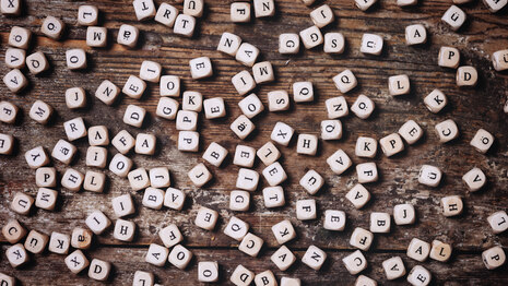 Holzwürfel mit einzelnen Buchstaben gemischt